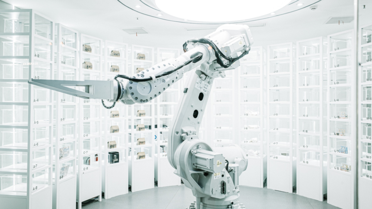 Robotic arm in a bright automated laboratory used for advanced pharmaceutical or biotech processes.